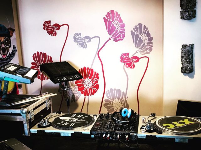 Pues todo listo y preparado !!
Después de vuestras peticiones .... ahora si !! SESIÓN EN DIRECTO A VARIAS CÁMARAS Y EN VINILO !!! MAÑANA DOMINGO 3 A LAS 18:00h
Desde todas las plataformas de streaming, Facebook Live, Instagram, YouTube y Twitch.
LISTO ??? Os voy a hacer sudar de lo lindo 🤘🏻🤘🏻🤘🏻🤘🏻
#QuédateEnCasaFestival
#YoMeQuedoEnCasa
#QuarantineSessions